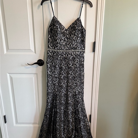 Elegant Black and Silver Lace Evening Gown - Picture 1 of 3